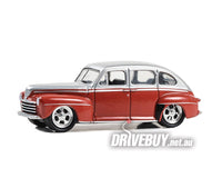 
              Greenlight California Lowriders 1947 Ford Sedan 1/64
            