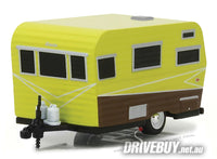 
              1958 Siesta Travel Trailer Caravan 1/64 – GreenLight Diecast – Yellow/Brown
            