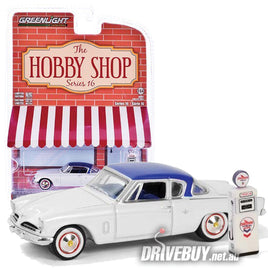 1954 Studebaker Commander Starlight + Gas Pump 1/64 - Greenlight Diecast - White