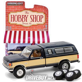 1991 Ford F-150 XLT Lariat with spare tyre set 1/64 - Greenlight Diecast - Cream Black