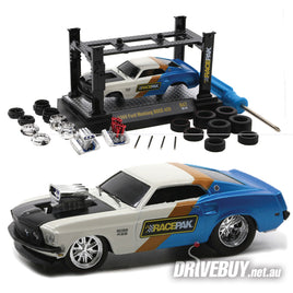 M2 Machines Racepak 1969 Ford Mustang Boss 429 + Hoist 1/64